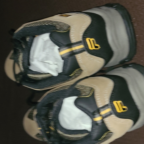 New Fila Travail 2 sizes 8 wide and 12 - Picture 4 of 8